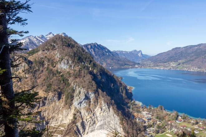 Aufstieg zum Schoberstein, Blick über den Attersee und den Mondsee zur Drachenwand.