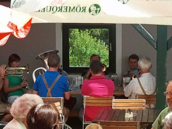 Gastgarten mit Musik Taverne Gasthaus Simbroth