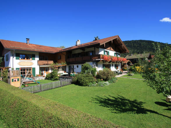 Hausansicht im Sommer