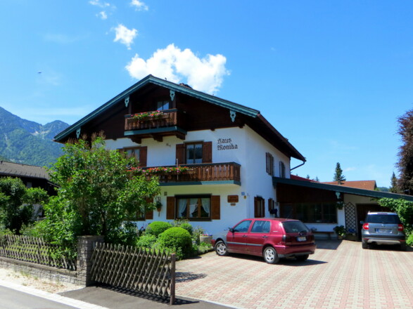 Hausansicht im Sommer