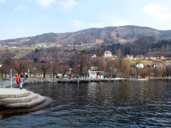 Der Weg führt von der Seepromenade zur Wallfahrtskirche Maria Hilf.