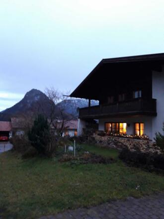 Hausansicht bei Dämmerung