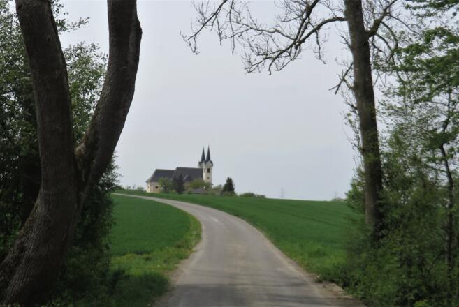 Blick auf die Wallfahrtskirche Heiligenkreuz bei Kremsmünster