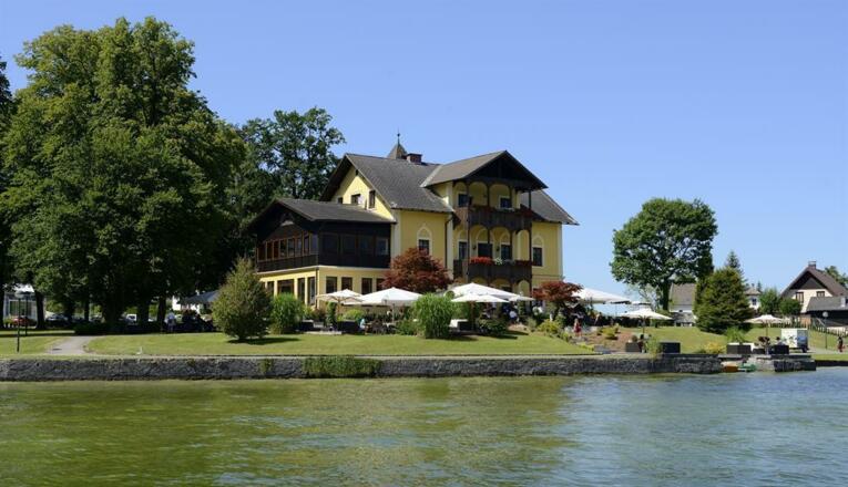 Spitzvilla bei Nacht