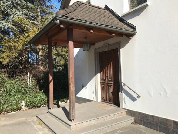 Kapelle Hl. Nepomuk, Portal mit Vorzeichen