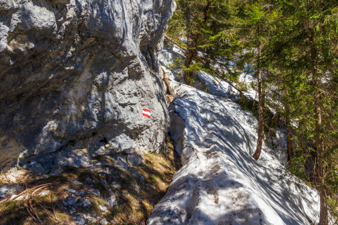Wegverlauf vom Schoberstein zum Mahdlgupf, mit Altschnee im Frühling.
