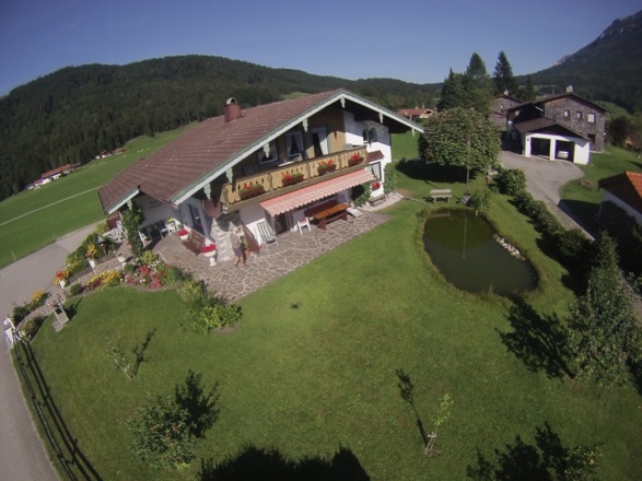 Luftaufnahme vom Haus mit Garten