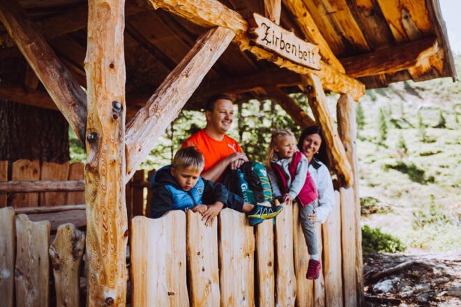 Familie aan het Zirbenbett