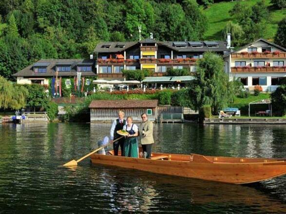 Hausansicht mit Familie Pernkopf