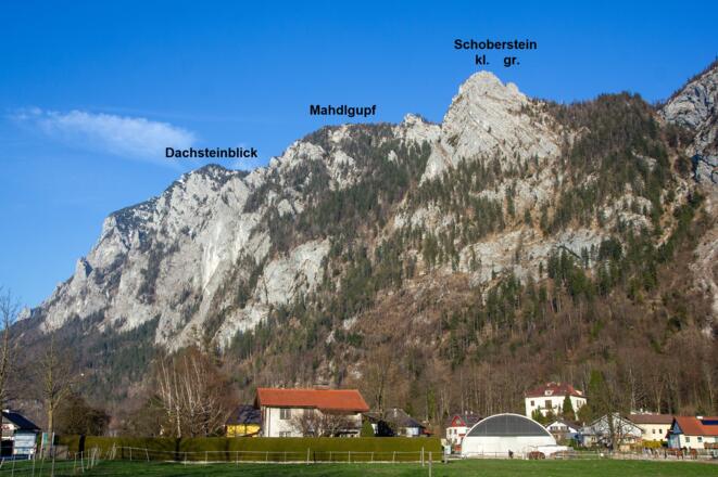 Kleiner und großer Schoberstein, Mahdlgupf und Dachsteinblick von Weißenbach aus gesehen.