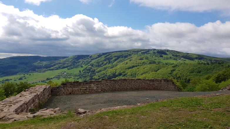 Blick über Osterburg hin zum Kreuzberg
