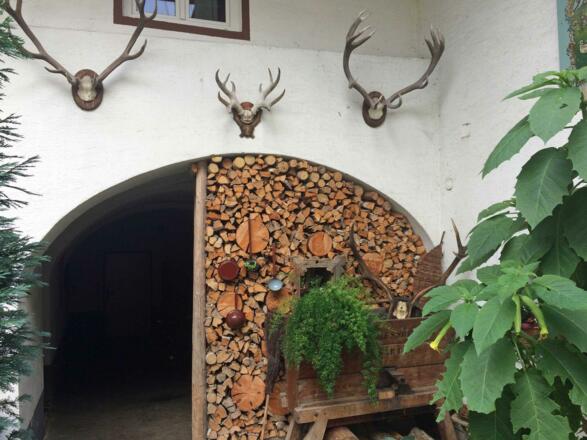 Gasthaus Baumgarten Geweihe & Deko Innenhof