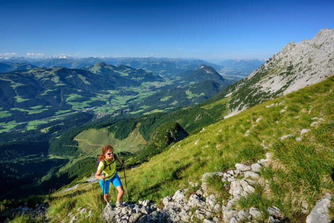 Durch steiles Wiesengelände steigt man den Südhang hinauf Richtung Sonneck.