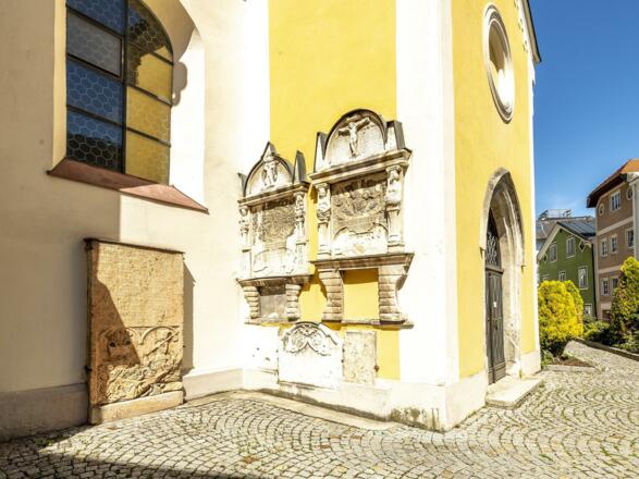 Stadtpfarrkirche mit Kirchenplatz