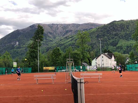 Spielbetrieb am Tennisplatz