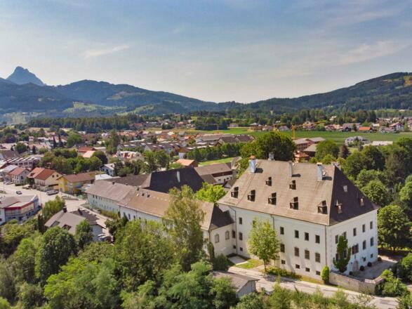 Schloss Scharnstein mit Blick auf Traunstein