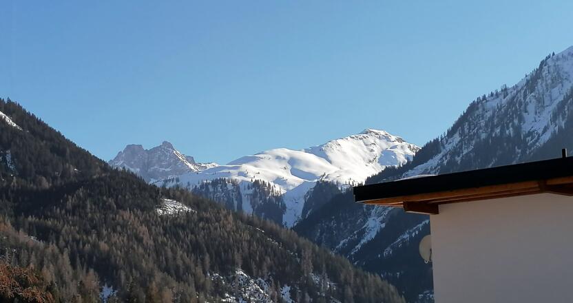 Von Bach locken die Hänge der Greitjochspitze