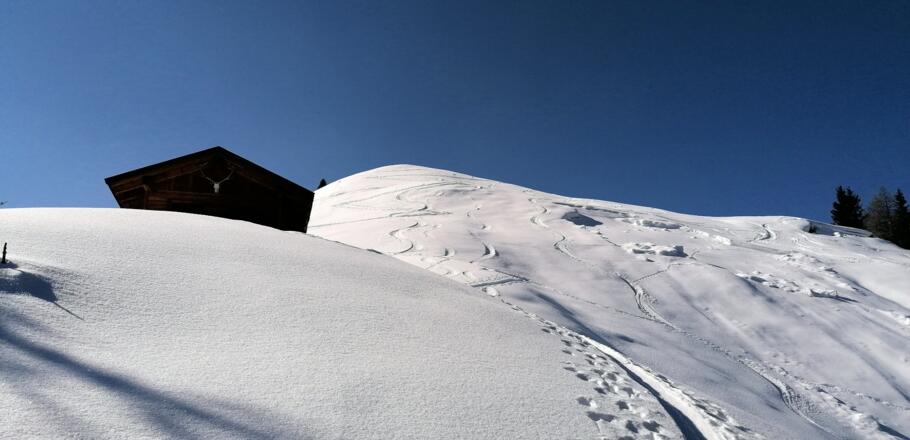 Vorbei an einer weiteren Hütte