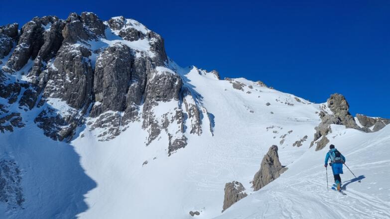 Gipfel - Anstieg zum Skidepot durch die Mulde rechts