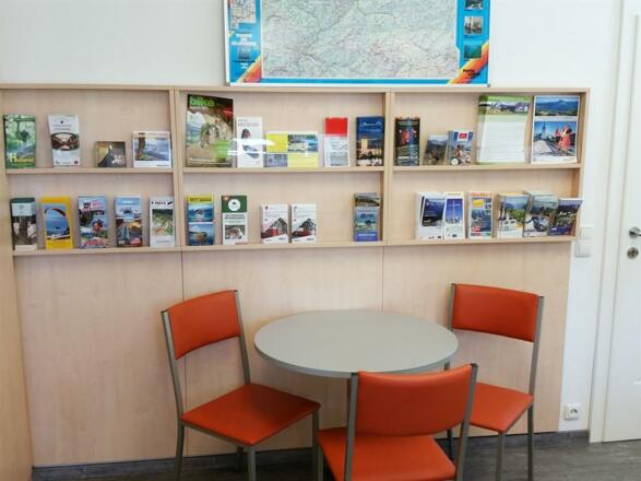 Sitzgelegenheit beim Prospektregal