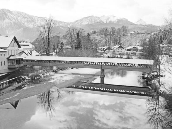 Hofmühlersteg im Winter in Schwarz-Weiß