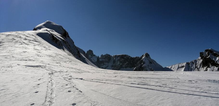 Der Gipfel greifbar nahe, hinten die Holzgauer Wetterspitze sichtbar