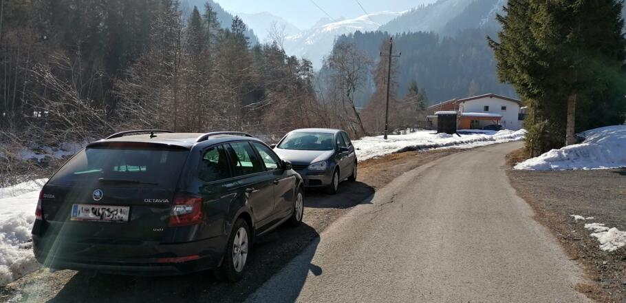 Parken in Bach, es gibt entlang der Gemeindestraße mehrere Parkmöglichkeiten