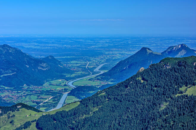 Oben am Gratrücken wird die nördliche Hälfte des Panoramas sichtbar, hier das Inntal.