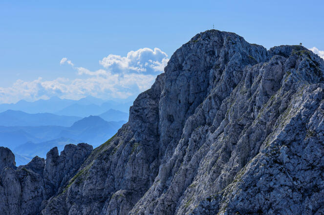 Das Sonneck. Die Silhouetten der beiden Bergsteiger zeigen, dass der Gipfel noch ein gutes Stück weg ist.