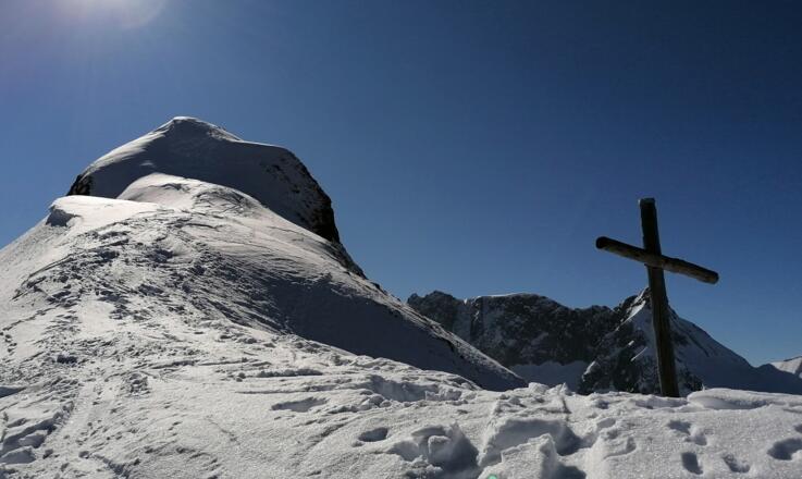 Der Gipfel der Greitjochspitze mit vorgelagertem Kreuz