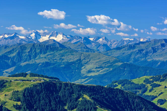 Der Blick geht über die Kitzbüheler Alpen hinweg zur Reichenspitzgruppe.