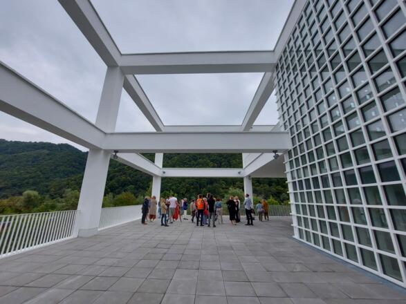 Skulpturen-Terrasse mit Blick zur Donau-Foto