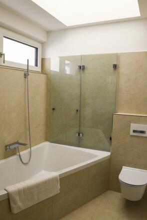 Masterbad Doppelbadewanne mit Duschwand