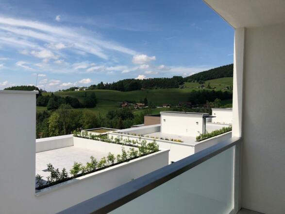 Blick vom Wohnungsbalkon auf die Wohnanlage