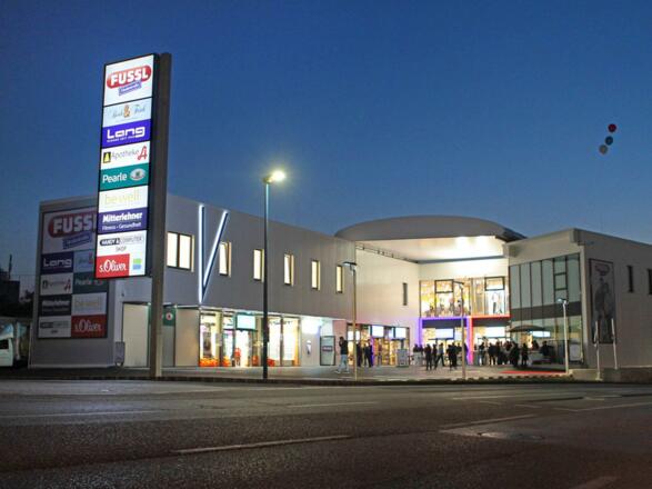 V-Center Vorchdorf bei Nacht