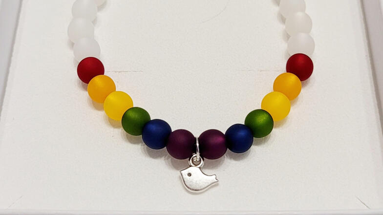 Armband mit bunten Perlen