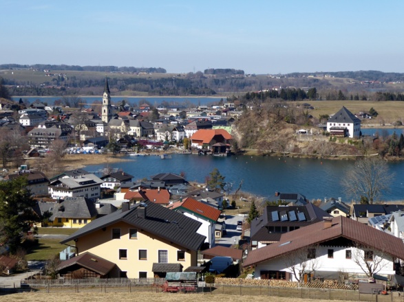 Die Weyerbucht mit Schloss und Stiftskirche Mattsee.