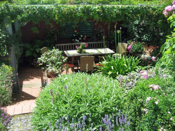 Sitzgelegenheit in Veronikas Garten