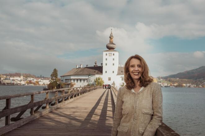 Marianne Heidl vor dem Seeschloss Ort