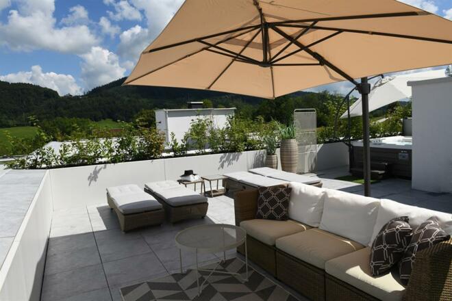 Dachterrasse mit Loungegarnitur und Liegen