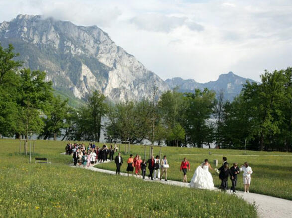 Hochzeitsgesellschaft im Toscanapark in Gmunden