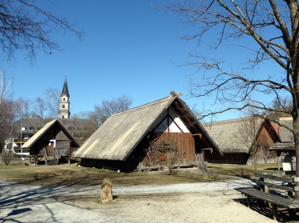 Das Bajuwarendorf in der Weyerbucht.