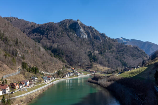 Der Kronstein, vom gegenüberliegenden Ufer der Enns aus gesehen.