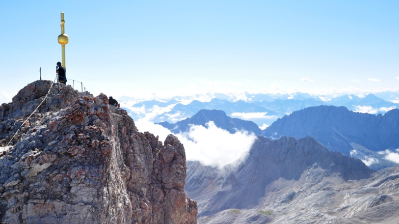 Gipfelkreuz Zugspitze mit Blick in Reintal