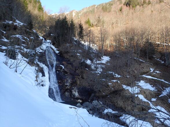 Am Fuß des Wasserfalls vorbei nach rechts und über den Staudenhang hinauf