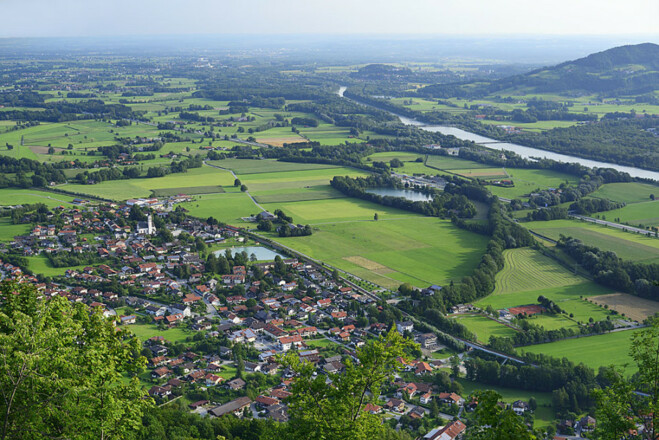 Blick vom Petersberg auf Flintsbach und den Inn