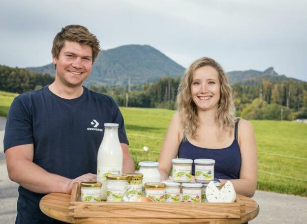 Thomas Liess und Partnerin mit Schafmilchprodukten