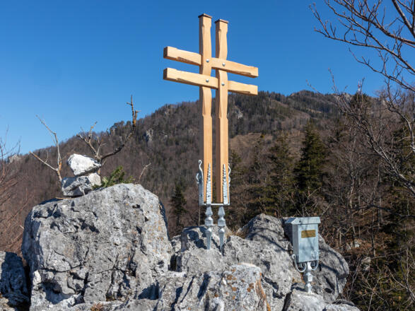 Gipfelkreuz am Kronstein (757 m).