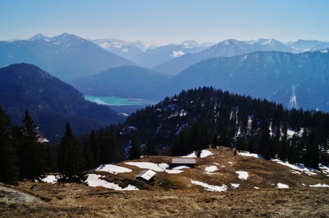 Die kleinen Almen, die Isar und dahinter das Karwendelgebirge