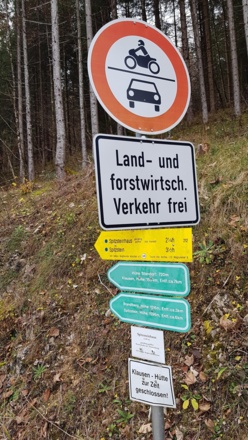 Wegweiser am Wanderparkplatz; Richtung Spitzstein starten!